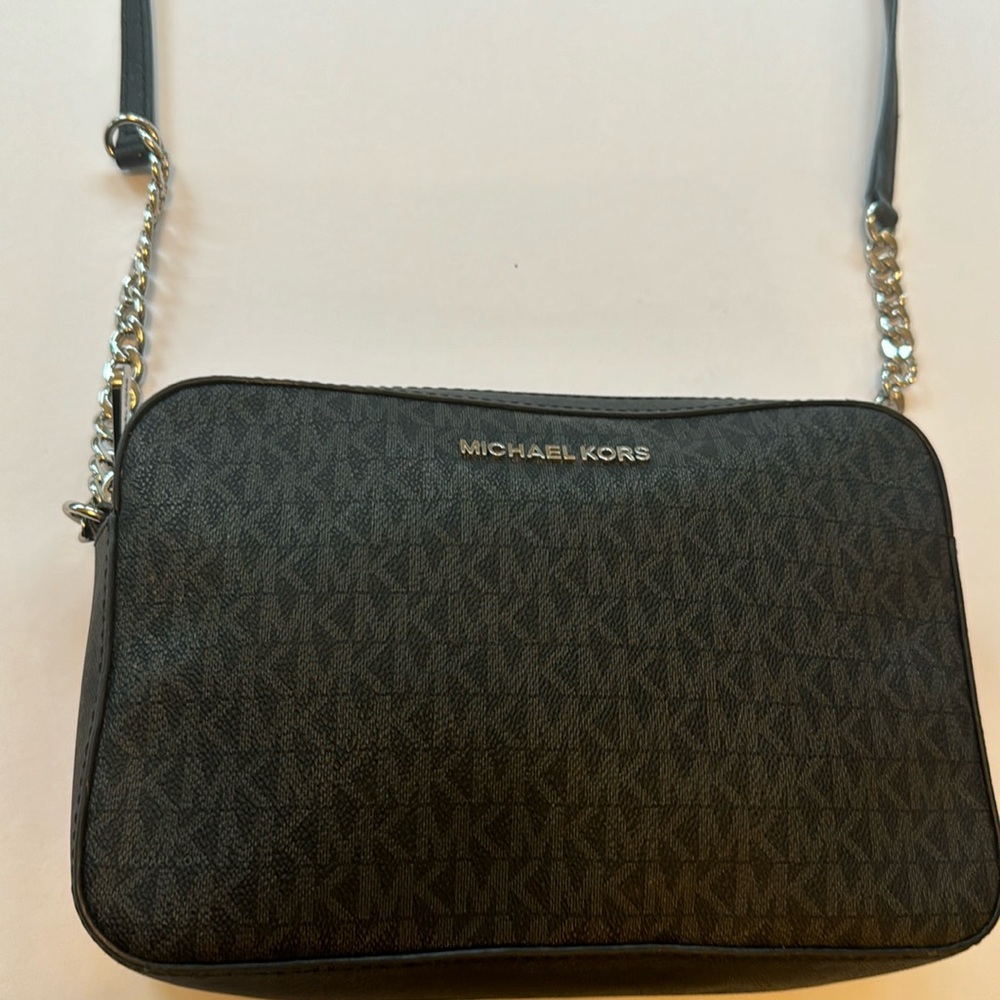 MICHAEL KORS Crossbody purse, adjustable strap, Like New 9.5 in x 6in x 2 in
